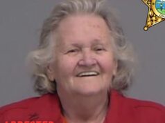 Mulher idosa sorri com rosto baleado após ser acusada, junto com outras três pessoas, de dar ‘copo com canudinho’ misturado com metanfetamina a uma criança