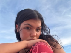 Pais arrasados da mochileira canadense Piper James emitem mensagem para a Austrália enquanto trazem para casa o corpo da filha após a tragédia de Kegari