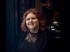 Elena está de volta ao aeroporto de Melbourne pronta para pegar seu voo de US$ 453… então a Qantas faz uma mudança decepcionante