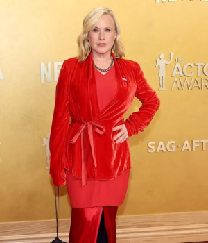 106780719-15604527-She_s_very_layered_Actress_Patricia_Arquette_wore_a_red_ensemble-m-24_17724056463.avif