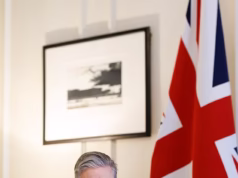 ‘Frágil’ Starmer criticado por declarações ’em cima do muro’ sobre o ataque dos EUA ao Irã: o primeiro-ministro permite que Trump use duas bases da RAF … mas insiste que as operações só poderiam ser medidas ‘defensivas’