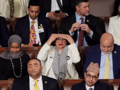 Rashida Talib expressa indignação ao se referir aos militares dos EUA como ‘eles’ em protesto contra o ‘genocídio’