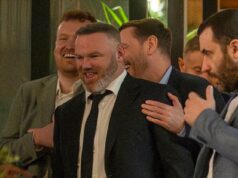 Wayne Rooney festeja com duas mulheres misteriosas até as 3h antes do Brit Awards em Manchester