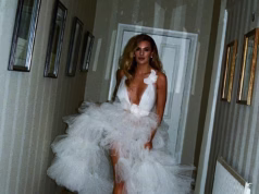 Influenciador nova-iorquino gasta £ 30.000 em ‘casamento único’ em Northampton, completo com vestido extravagante