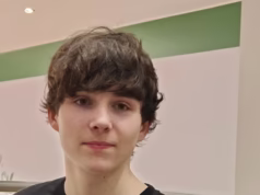 Pai corre contra o tempo para arrecadar £ 300.000 para tratamento alemão para filho com doença degenerativa rara antes que a doença o deixe gravemente incapacitado