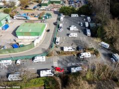Viajantes montam parques de campismo não autorizados com as suas caravanas no parque de estacionamento da sede do conselho