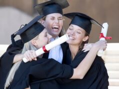 Empréstimos estudantis estão sendo oferecidos a pessoas “sem nível A” que provavelmente não conseguirão passar nos diplomas, alertaram os principais chefes das universidades