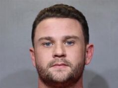 A polícia da Flórida entrou com uma ação de US$ 14 mil em horas extras falsas com sua chefe, que também é seu namorado, dizem os promotores