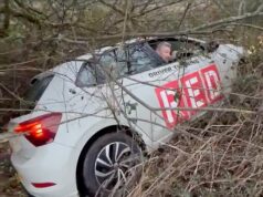 O momento em que um instrutor de direção bêbado bateu ao volante de seu carro de teste – depois que a polícia o viu bater em arbustos no meio de uma vala