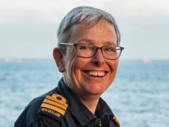 Comandante da Marinha enfrenta corte marcial depois que navio da Nova Zelândia atinge um recife após não conseguir desligar o piloto automático