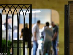 Centenas de pessoas se reúnem em mesquitas australianas para lamentar a morte do líder iraniano assassino, opressor e sexista