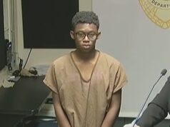 Meninos enfrentando crianças de 12 e 13 anos aparecem em tribunal acusados de estuprar menina de 12 anos, que apedrejou seu rosto para silenciá-la