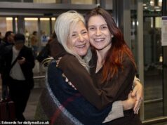 O primeiro voo de evacuação do Oriente Médio pousa no Reino Unido: britânicos aliviados abraçam seus entes queridos após pousarem em Heathrow – e falam sobre os últimos dias ‘terríveis’