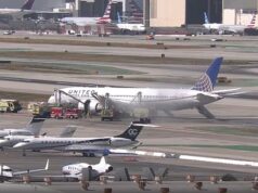 Um Boeing 787 da United fez um pouso de emergência em LAX após uma terrível falha de motor que fez com que os passageiros fossem evacuados usando escorregadores.