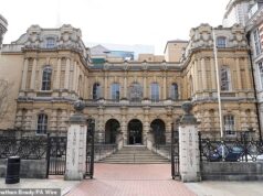 Homem de 54 anos acusado de estupro e crimes sexuais contra mulheres que conheceu em site de namoro