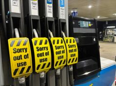 As filas crescem nos postos de gasolina de Londres em meio a temores de aumento de preços ligados à guerra no Oriente Médio: pátios secando