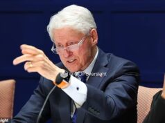 Momento emocionante: Bill Clinton fica animado ao saber se acredita que Epstein cometeu suicídio