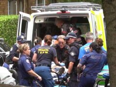 Potts Point: O caos irrompe depois que a polícia atira em um homem armado acusado de agredir duas mulheres no código postal exclusivo de Sydney