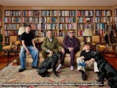 Sir Elton John e seu marido David Furnish posam com os filhos ‘adoráveis’ Zachary, 15, e Elijah, 13, como retrato de família revelado na National Portrait Gallery de Londres
