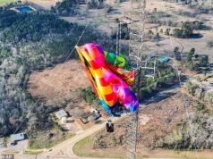 O incrível momento em que dois homens foram resgatados de um balão de ar quente depois que ele atingiu uma torre de rádio no Texas