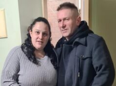 Morador de rua acusado de assassinar mulher grávida e decepar a cabeça da companheira antes de empalar uma estaca no tribunal foi inocentado.