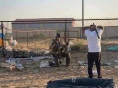 ‘Para trás, sou americano!’ Momento inacreditável em que um aviador local dos EUA foi ameaçado com um tubo de metal, que se acredita ser iraniano, depois que o F-15 saltou de paraquedas após ser abatido por engano pelo Kuwait