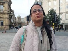 Mulher transexual que deteve funcionário do hotel enquanto o ajudava a carregar caixas e tábua de passar para o quarto dela – apesar de implorar para ser presa