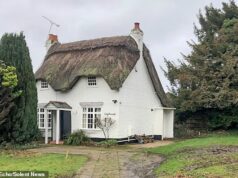 Vitória dos aldeões, pois o proprietário ordena que uma casa de palha de 300 anos seja reconstruída após demolição sem permissão de planejamento