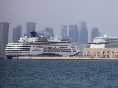 Passageiros de cruzeiro ‘aterrorizados’ presos pelo bloqueio do Estreito de Ormuz pelo Irã, na zona de guerra do Golfo, enquanto Teerã promete atear fogo a qualquer navio