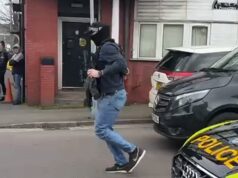 Polícia armada prende homem de 32 anos após esfaquear outro homem e ferir uma mulher fora da escola primária de Birmingham