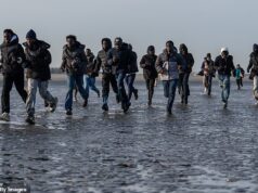 Os migrantes correm pelas praias francesas para chegar à Grã-Bretanha – sem se deixar intimidar pelas reformas de asilo de Shabana Mahmud lançadas poucas horas antes