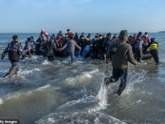 O Ministério do Interior recusou-se a revelar quantas famílias de requerentes de asilo recusados receberam £40.000 em dinheiro dos contribuintes para deixar a Grã-Bretanha.