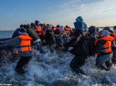 Shabana Mahmood tomou medidas para restringir a distribuição de asilo à medida que centenas de pessoas atravessam os canais.