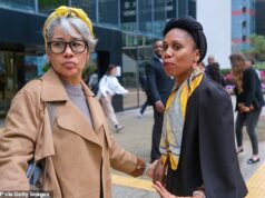 Mulher britânica chora no tribunal ao se declarar culpada de chantagear o banqueiro britânico que ela falsamente acusou de estuprá-la em Hong Kong