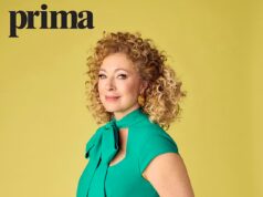 Alex Kingston, 62 anos, disse que quase não percebeu os sinais de câncer uterino depois de atribuir o “inchaço e ganho de peso” à “velhice”.