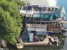 ‘Acampamento de monstros’ flutuante de dois andares construído por moradores de rua em caiaques paira sobre a capital do Havaí: ‘O que eles criaram é impressionante’