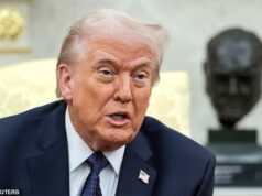 ‘Não é com Winston Churchill que estamos lidando’: Donald Trump ataca Keir Starmer novamente enquanto o primeiro-ministro critica a resposta ‘fraca’ à crise no Irã