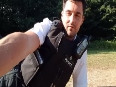 Mãe indignada depois que policial tirou selfie enquanto vigiava a cena do assassinato do filho adolescente