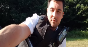 Mãe indignada depois que policial tirou selfie enquanto vigiava a cena do assassinato do filho adolescente