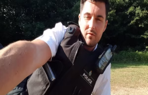 Mãe indignada depois que policial tirou selfie enquanto vigiava a cena do assassinato do filho adolescente