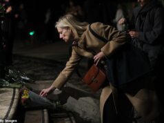 Multidões se reúnem para marcar cinco anos desde a morte de Sarah Everard: Vigília realizada para comemorar o assassinato de um homem de 33 anos