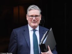 Defensiva! MOD divulga vídeo da RAF abatendo drones iranianos ‘para proteger os britânicos’ e envia porta-aviões para o Mediterrâneo depois que Starmer critica Trump por cortar as mãos