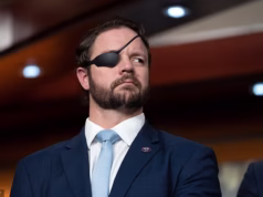 Dan Crenshaw, o herói de guerra que Trump rejeitou, foi deposto num sabor amargo de mega vingança