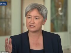 Irã questiona que ERUPT Penny Wong: Ministro das Relações Exteriores tira duas fotos durante conferência de imprensa irritada sobre a guerra no Oriente Médio