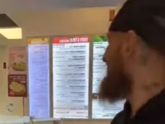 Trabalhadores da loja de smoothies de Michigan são demitidos após se recusarem a servir homem usando moletom com capuz Trump