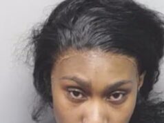 Mulher é acusada de passar por cima de cadáver enquanto dirigia na cena do crime