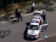 Um motorista australiano envolvido em um acidente de carro apontou uma arma para a polícia, causando o quarto tiroteio policial em dois dias