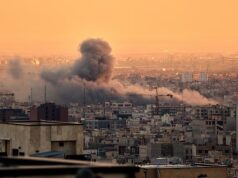 O governo fretou voos de evacuação de emergência de Omã para esta noite, enquanto mais de 100.000 britânicos procuram uma saída do Médio Oriente devastado pela guerra.