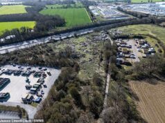 Resíduos marinhos descartados são encontrados ao lado do local de viagem, a poucos metros de um centro de reciclagem.