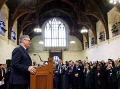 Keir Starmer rejeita a piada de Trump “não Churchill” ao dizer aos muçulmanos que quebram o jejum do Ramadão que o Reino Unido “não está envolvido” nos ataques ao Irão e fala sobre “justiça” em Gaza.